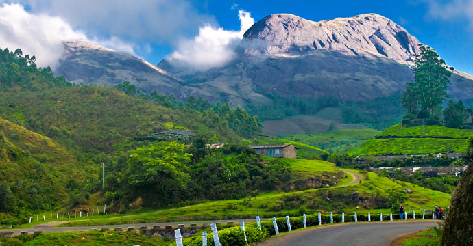 This green hill station is surrounded by the country's highest tea gardens. Layers and layers of tea estates, mountain mist, waterfalls and wildlife sanctuaries make Munnar almost surrealistically beautiful. The lofty mountain ranges with misty peaks, sprawling tea estates and serene climate provides a quite and peaceful resort.